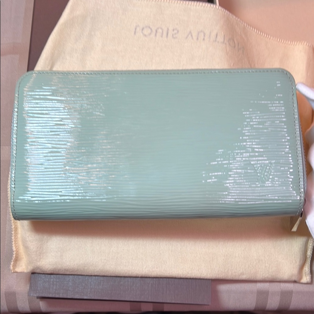 Final Price 🌟Louis Vuitton Mint Green Epi Leather Wallet